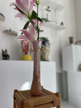 Load image into Gallery viewer, Single flower vase pink
